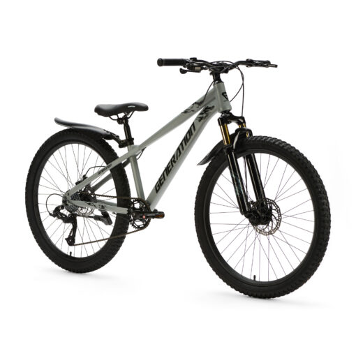 De Generation X8 Mountainbike 26 inch Grijs met spatborden is een stoere en praktische fiets voor kinderen van 10 tot 14 jaar. Met 8 versnellingen, schijfremmen voor en achter en verstelbaar zadel is deze mountainbike perfect voor straat- en recreatieve off-road ritten, zelfs bij nat weer of modderige paden.