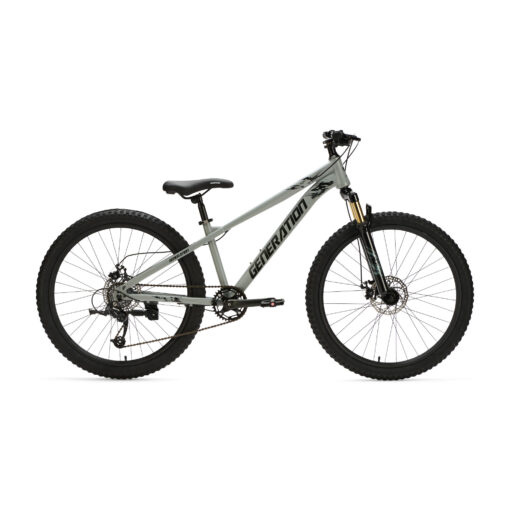De Generation X8 Mountainbike 26 inch - Grijs is een stoere en betrouwbare fiets voor kinderen van 10 tot 14 jaar. Met 8 versnellingen, schijfremmen voor en achter en een verstelbaar zadel is deze mountainbike ideaal voor straat- en recreatieve off-road ritten.