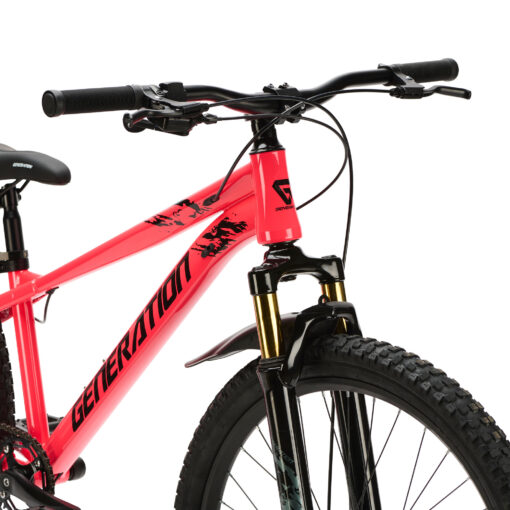 De Generation X8 Mountainbike 26 inch - Roze is een stoere en veilige fiets voor kinderen van 10 tot 14 jaar. Met 8 versnellingen, schijfremmen voor en achter en verstelbaar zadel is deze mountainbike ideaal voor straat- en recreatieve off-road ritten.