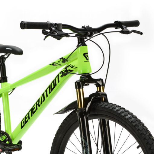 De Generation X8 Mountainbike 26 inch - Neon Geel met spatborden is een stoere en praktische fiets voor kinderen van 10 tot 14 jaar. Met 8 versnellingen, schijfremmen en verstelbaar zadel is hij geschikt voor straat- en recreatieve off-road ritten, terwijl de spatborden kleding droog en schoon houden.
