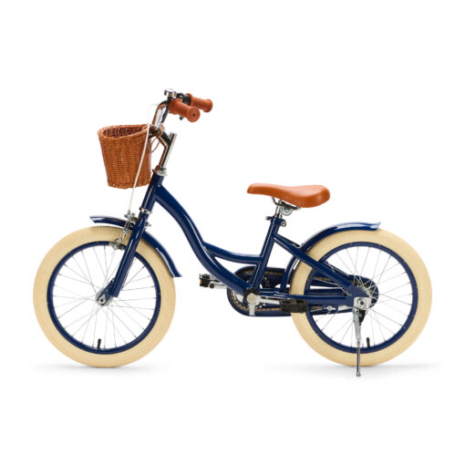 De Generation Blanco 16 inch Donkerblauw met mandje is een comfortabele en veilige kinderfiets met een speels en stijlvol design. Het stevige frame, de betrouwbare remmen en het handige mandje maken deze fiets perfect voor jonge kinderen die graag op pad gaan met hun eigen spulletjes.