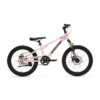 De Generation X6 20 inch Roze is een sportieve kinderfiets met een licht aluminium frame en krachtige schijfremmen. Ideaal voor kinderen van 6 tot 8 jaar die houden van een stoere mountainbike uitstraling, gecombineerd met veiligheid en comfort voor dagelijks gebruik.