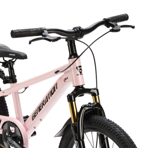 De Generation X6 20 inch Roze is een sportieve kinderfiets met een licht aluminium frame en krachtige schijfremmen. Ideaal voor kinderen van 6 tot 8 jaar die houden van een stoere mountainbike uitstraling, gecombineerd met veiligheid en comfort voor dagelijks gebruik.