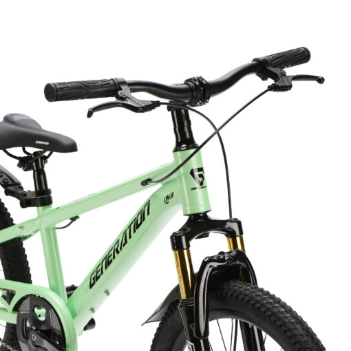 De Generation X6 20 inch Mintgroen is een lichte en sportieve kinderfiets met aluminium frame en krachtige schijfremmen. Perfect voor kinderen van 6 tot 8 jaar die houden van een stoere mountainbike look en comfortabel dagelijks willen fietsen.
