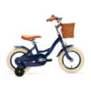 De Generation Blanco 12 inch blauwe kinderfiets met mandje is een stoere en veilige eerste fiets voor kinderen van 2 tot 4 jaar. Voorzien van zijwieltjes, terugtraprem en handrem, met een stevig frame en handig mandje voorop.