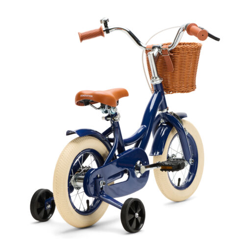De Generation Blanco 12 inch blauwe kinderfiets met mandje is een stoere en veilige eerste fiets voor kinderen van 2 tot 4 jaar. Voorzien van zijwieltjes, terugtraprem en handrem, met een stevig frame en handig mandje voorop.