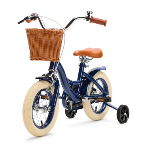 De Generation Blanco 12 inch blauwe kinderfiets met mandje is een stoere en veilige eerste fiets voor kinderen van 2 tot 4 jaar. Voorzien van zijwieltjes, terugtraprem en handrem, met een stevig frame en handig mandje voorop.