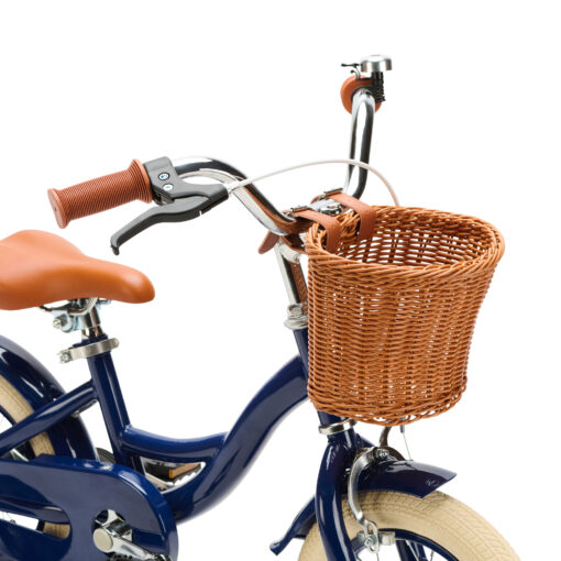 De Generation Blanco 12 inch blauwe kinderfiets met mandje is een stoere en veilige eerste fiets voor kinderen van 2 tot 4 jaar. Voorzien van zijwieltjes, terugtraprem en handrem, met een stevig frame en handig mandje voorop.
