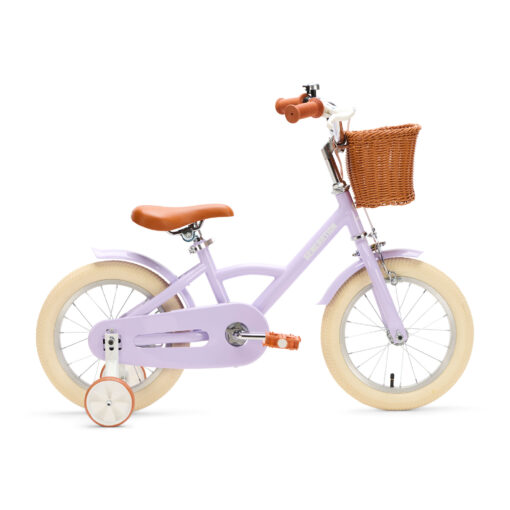 De Generation Classic 14 inch lila kinderfiets is een stijlvolle en veilige keuze voor kinderen van 3 tot 5 jaar. Met zijwieltjes, een stevig frame, mandje en verstelbaar zadel biedt deze fiets comfort, stabiliteit en een klassieke uitstraling.