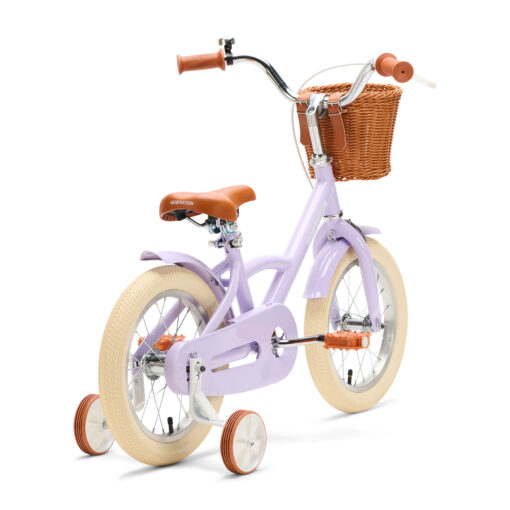De Generation Classic 14 inch lila kinderfiets is een stijlvolle en veilige keuze voor kinderen van 3 tot 5 jaar. Met zijwieltjes, een stevig frame, mandje en verstelbaar zadel biedt deze fiets comfort, stabiliteit en een klassieke uitstraling.