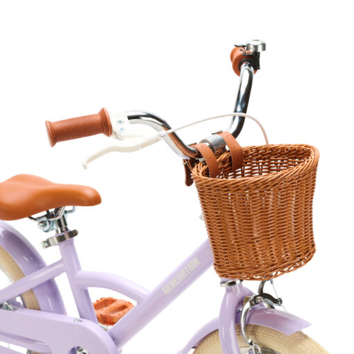 De Generation Classic 14 inch lila kinderfiets is een stijlvolle en veilige keuze voor kinderen van 3 tot 5 jaar. Met zijwieltjes, een stevig frame, mandje en verstelbaar zadel biedt deze fiets comfort, stabiliteit en een klassieke uitstraling.