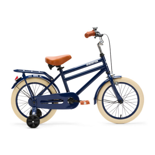 De Generation City 16 inch blauw is een stevige en lichte kinderfiets met zijwieltjes en standaard. Perfect voor kinderen die al kunnen fietsen, met een minimale zadelhoogte van 56 cm en een frisse uitstraling.