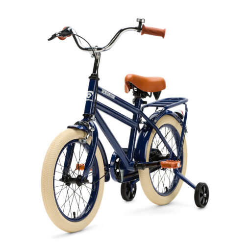 De Generation City 16 inch blauw is een stevige en lichte kinderfiets met zijwieltjes en standaard. Perfect voor kinderen die al kunnen fietsen, met een minimale zadelhoogte van 56 cm en een frisse uitstraling.