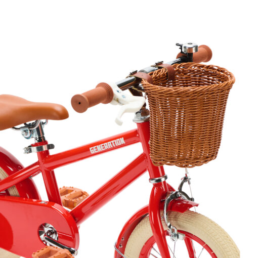 Stoere rode retro kinderfiets van 12 inch met mandje, zijwieltjes, handrem en terugtraprem. Ideaal voor kinderen van 2 tot 4 jaar die veilig willen leren fietsen in stijl.