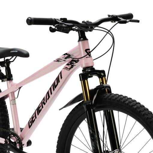 De Generation X8 Mountainbike 26 inch - Lichtroze met spatborden is een veilige en praktische fiets voor kinderen van 10 tot 14 jaar. Met 8 versnellingen, schijfremmen voor en achter, verstelbaar zadel en spatborden is deze mountainbike ideaal voor straat- en recreatieve off-road ritten, ook bij nat weer.
