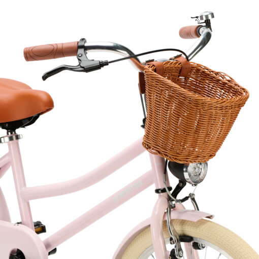 De Generation Transporter 20 inch Roze is een stijlvolle kinderfiets voor kinderen van ongeveer 6 tot 8 jaar. Uitgerust met een mandje, voor- en achterverlichting, terugtraprem, voorrem, fietsbel en standaard. Met een framemaat van 31 cm en een minimale zadelhoogte van 67 cm is deze fiets ideaal voor dagelijkse fietsavonturen.
