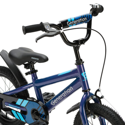De Generation Sport 14 inch Blauw is een stoere kinderfiets voor kinderen van 3 tot 5 jaar. Met afneembare zijwieltjes, terugtraprem, fietsbel, spatborden en een gesloten kettingkast is deze fiets ideaal om te leren fietsen. Het sportieve blauw-zwarte design en de brede banden zorgen voor een stoere uitstraling. De fiets heeft een framemaat van 23 cm en een minimale zadelhoogte van 48 cm.