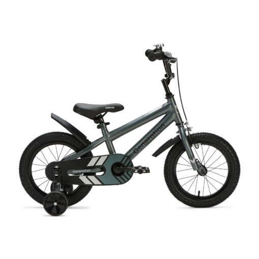 De Generation Sport 14 inch Grijs is een stoere kinderfiets voor kinderen van ongeveer 3 tot 5 jaar. Met een framemaat van 23 cm en een minimale zadelhoogte van 48 cm. Voorzien van zijwieltjes, terugtraprem, spatborden, fietsbel, gesloten kettingkast en stootkussen op het stuur. Ideaal om te leren fietsen!