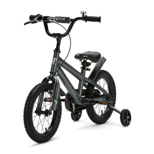De Generation Sport 14 inch Grijs is een stoere kinderfiets voor kinderen van ongeveer 3 tot 5 jaar. Met een framemaat van 23 cm en een minimale zadelhoogte van 48 cm. Voorzien van zijwieltjes, terugtraprem, spatborden, fietsbel, gesloten kettingkast en stootkussen op het stuur. Ideaal om te leren fietsen!