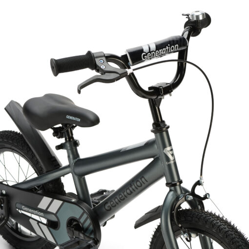 De Generation Sport 14 inch Grijs is een stoere kinderfiets voor kinderen van ongeveer 3 tot 5 jaar. Met een framemaat van 23 cm en een minimale zadelhoogte van 48 cm. Voorzien van zijwieltjes, terugtraprem, spatborden, fietsbel, gesloten kettingkast en stootkussen op het stuur. Ideaal om te leren fietsen!