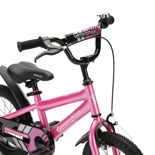 De Generation Sport 14 inch Roze is een stoere kinderfiets voor kinderen van ongeveer 3 tot 5 jaar. Met afneembare zijwieltjes, terugtraprem, fietsbel, spatborden en een gesloten kettingkast is deze fiets ideaal om te leren fietsen. Het sportieve roze-zwarte design en de brede zwarte banden zorgen voor een moderne uitstraling. De fiets heeft een framemaat van 23 cm en een minimale zadelhoogte van 48 cm.