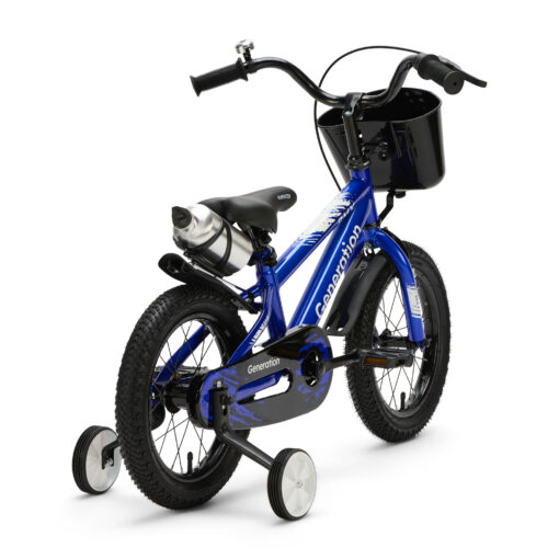 De Generation BMX 14 inch Blauw is een stoere kinderfiets voor kinderen van ongeveer 3 tot 5 jaar. Met een framemaat van 22,5 cm en een minimale zadelhoogte van 47 cm. Voorzien van zijwieltjes, terugtraprem, mandje, drinkbeker, fietsbel en spatborden. De brede zwarte banden en blauwe BMX-uitstraling maken de sportieve look compleet.