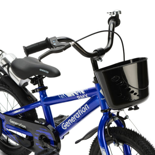 De Generation BMX 14 inch Blauw is een stoere kinderfiets voor kinderen van ongeveer 3 tot 5 jaar. Met een framemaat van 22,5 cm en een minimale zadelhoogte van 47 cm. Voorzien van zijwieltjes, terugtraprem, mandje, drinkbeker, fietsbel en spatborden. De brede zwarte banden en blauwe BMX-uitstraling maken de sportieve look compleet.