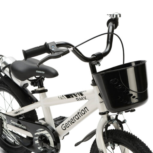 De Generation BMX 14 inch Wit is een stoere kinderfiets voor kinderen van ongeveer 3 tot 5 jaar. De fiets heeft een minimale zadelhoogte van 47 cm en een framemaat van 22,5 cm. Compleet met zijwieltjes, terugtraprem, mandje, drinkbeker, fietsbel en spatborden.