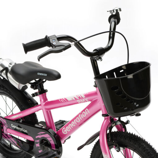 De Generation BMX 14 inch Roze is een stoere kinderfiets voor kinderen van ongeveer 3 tot 5 jaar. De fiets heeft een minimale zadelhoogte van 47 cm en een framemaat van 22,5 cm. Compleet met zijwieltjes, terugtraprem, mandje, drinkbeker, fietsbel en spatborden.