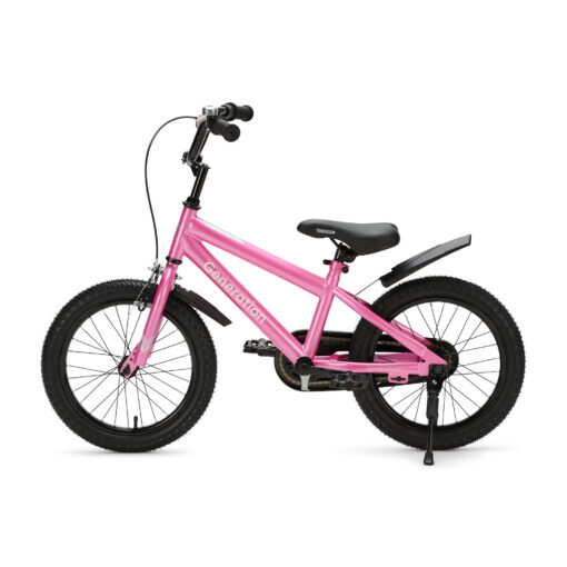 De Generation Sport 16 inch Roze is een stoere kinderfiets voor kinderen van ongeveer 4 tot 6 jaar. Met afneembare zijwieltjes, terugtraprem, standaard, fietsbel, spatborden en een gesloten kettingkast is deze fiets ideaal om te leren fietsen. Het sportieve roze-zwarte design en de brede zwarte banden zorgen voor een moderne uitstraling. De fiets heeft een framemaat van 26 cm en een minimale zadelhoogte van 53 cm.
