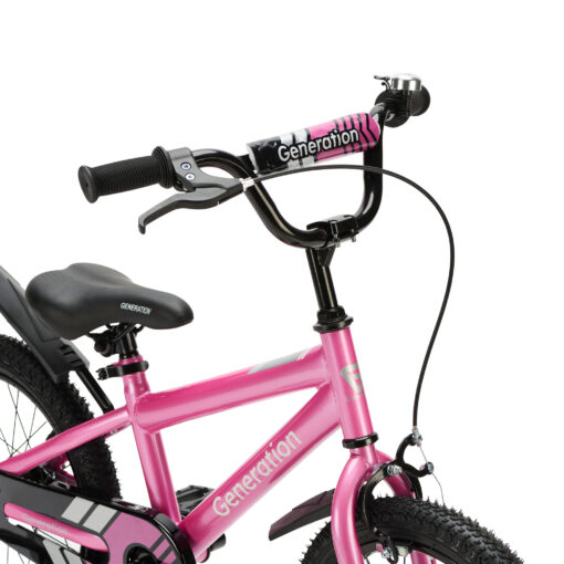 De Generation Sport 16 inch Roze is een stoere kinderfiets voor kinderen van ongeveer 4 tot 6 jaar. Met afneembare zijwieltjes, terugtraprem, standaard, fietsbel, spatborden en een gesloten kettingkast is deze fiets ideaal om te leren fietsen. Het sportieve roze-zwarte design en de brede zwarte banden zorgen voor een moderne uitstraling. De fiets heeft een framemaat van 26 cm en een minimale zadelhoogte van 53 cm.