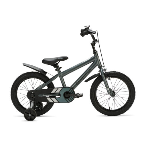 De Generation Sport 16 inch Grijs is een stoere kinderfiets voor kinderen van ongeveer 4 tot 6 jaar. Met afneembare zijwieltjes, terugtraprem, standaard, fietsbel, spatborden en een gesloten kettingkast is deze fiets ideaal om te leren fietsen. Het sportieve grijs-zwarte design en de brede zwarte banden zorgen voor een moderne uitstraling. De fiets heeft een framemaat van 26 cm en een minimale zadelhoogte van 53 cm.