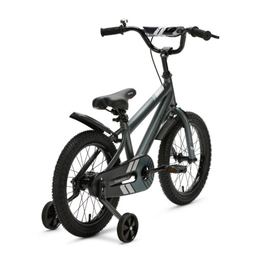 De Generation Sport 16 inch Grijs is een stoere kinderfiets voor kinderen van ongeveer 4 tot 6 jaar. Met afneembare zijwieltjes, terugtraprem, standaard, fietsbel, spatborden en een gesloten kettingkast is deze fiets ideaal om te leren fietsen. Het sportieve grijs-zwarte design en de brede zwarte banden zorgen voor een moderne uitstraling. De fiets heeft een framemaat van 26 cm en een minimale zadelhoogte van 53 cm.