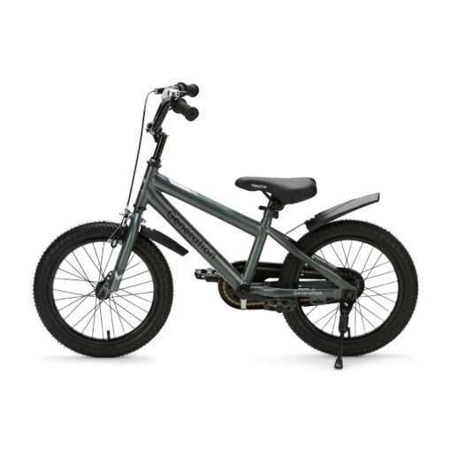 De Generation Sport 16 inch Grijs is een stoere kinderfiets voor kinderen van ongeveer 4 tot 6 jaar. Met afneembare zijwieltjes, terugtraprem, standaard, fietsbel, spatborden en een gesloten kettingkast is deze fiets ideaal om te leren fietsen. Het sportieve grijs-zwarte design en de brede zwarte banden zorgen voor een moderne uitstraling. De fiets heeft een framemaat van 26 cm en een minimale zadelhoogte van 53 cm.