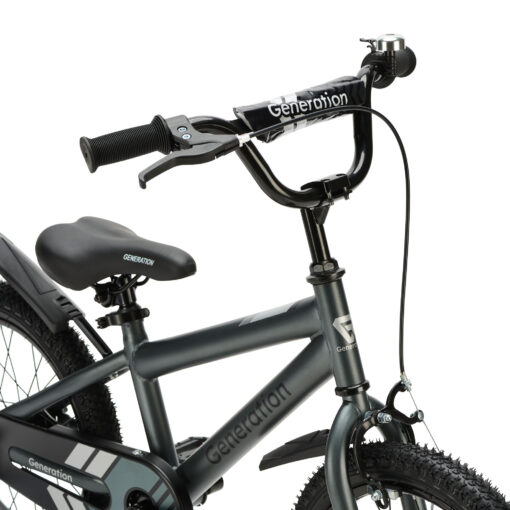 De Generation Sport 16 inch Grijs is een stoere kinderfiets voor kinderen van ongeveer 4 tot 6 jaar. Met afneembare zijwieltjes, terugtraprem, standaard, fietsbel, spatborden en een gesloten kettingkast is deze fiets ideaal om te leren fietsen. Het sportieve grijs-zwarte design en de brede zwarte banden zorgen voor een moderne uitstraling. De fiets heeft een framemaat van 26 cm en een minimale zadelhoogte van 53 cm.