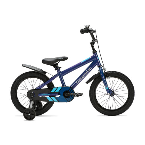 De Generation Sport 16 inch Blauw is een stoere kinderfiets voor kinderen van ongeveer 4 tot 6 jaar. Met afneembare zijwieltjes, terugtraprem, standaard, fietsbel, spatborden en een gesloten kettingkast is deze fiets ideaal om te leren fietsen. Het sportieve blauw-zwarte design en de brede zwarte banden zorgen voor een moderne uitstraling. De fiets heeft een framemaat van 26 cm en een minimale zadelhoogte van 53 cm.