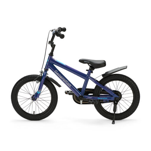 De Generation Sport 16 inch Blauw is een stoere kinderfiets voor kinderen van ongeveer 4 tot 6 jaar. Met afneembare zijwieltjes, terugtraprem, standaard, fietsbel, spatborden en een gesloten kettingkast is deze fiets ideaal om te leren fietsen. Het sportieve blauw-zwarte design en de brede zwarte banden zorgen voor een moderne uitstraling. De fiets heeft een framemaat van 26 cm en een minimale zadelhoogte van 53 cm.
