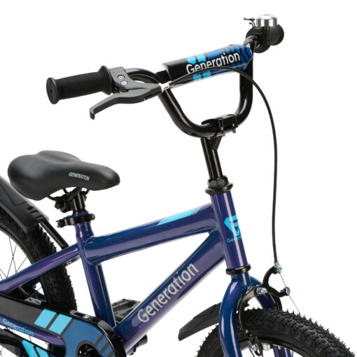 De Generation Sport 16 inch Blauw is een stoere kinderfiets voor kinderen van ongeveer 4 tot 6 jaar. Met afneembare zijwieltjes, terugtraprem, standaard, fietsbel, spatborden en een gesloten kettingkast is deze fiets ideaal om te leren fietsen. Het sportieve blauw-zwarte design en de brede zwarte banden zorgen voor een moderne uitstraling. De fiets heeft een framemaat van 26 cm en een minimale zadelhoogte van 53 cm.