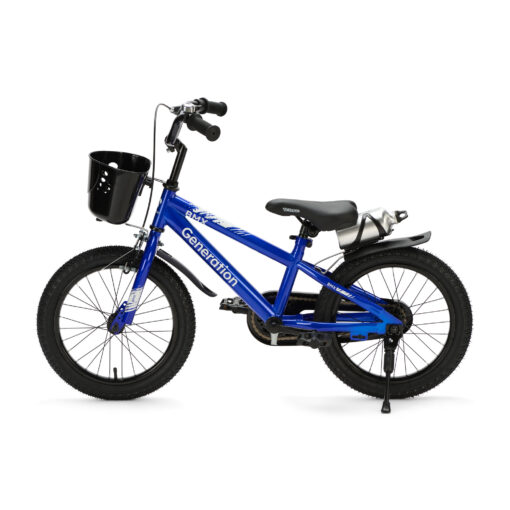 De Generation BMX 16 inch Blauw is een stoere kinderfiets voor kinderen van ongeveer 4 tot 6 jaar. De fiets heeft een framemaat van 24 cm en een minimale zadelhoogte van 51 cm. Compleet met zijwieltjes, terugtraprem, mandje, drinkbeker, fietsbel en spatborden.