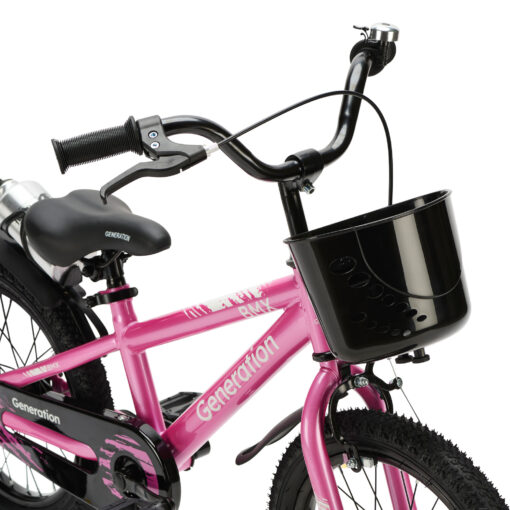 De Generation BMX 16 inch Roze is een stoere kinderfiets voor kinderen van ongeveer 4 tot 6 jaar. De fiets heeft een framemaat van 24 cm en een minimale zadelhoogte van 51 cm. Compleet met zijwieltjes, terugtraprem, mandje, drinkbeker, fietsbel en spatborden.